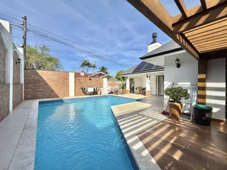 Foto da área da piscina e jardim de uma residência em Lajeado.