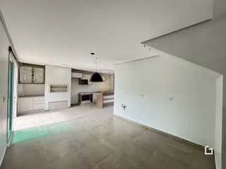 Interior de uma sala de estar e cozinha em um imóvel no Brasil.