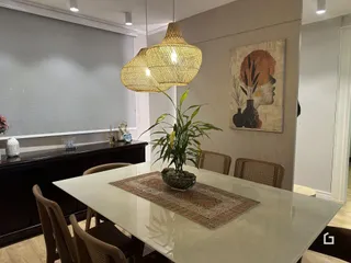 Uma sala de jantar com mesa de madeira e decoração moderna.