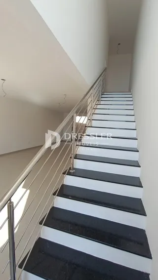 Foto de uma escadaria interna em um imóvel.