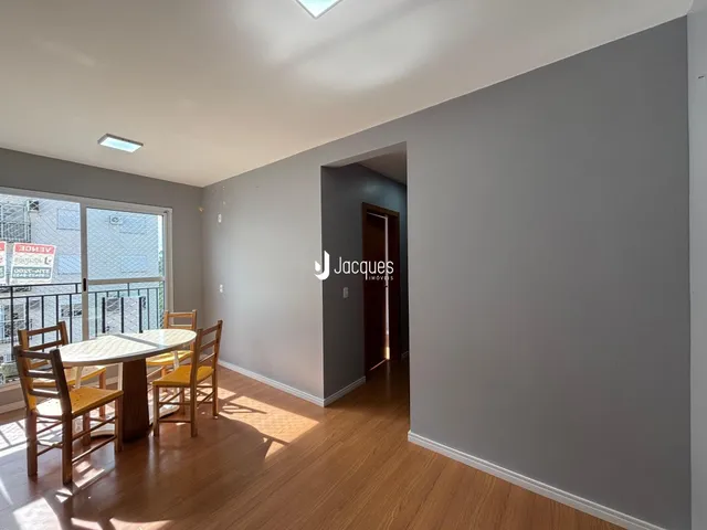 Foto de uma sala de jantar com mesa de madeira e piso de madeira.