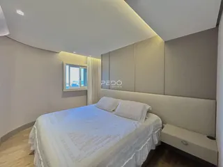Quarto com cama e janela em um imóvel.