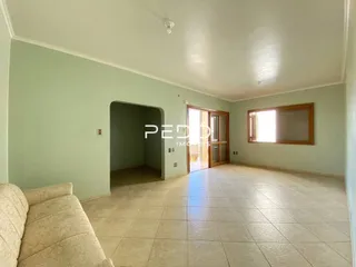 Interior de uma sala com paredes verdes e piso de cerâmica.