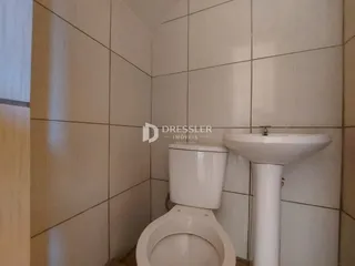 Foto de um banheiro com revestimento cerâmico nas paredes.