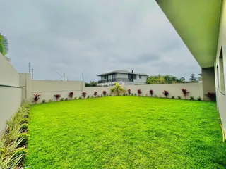 Vista da fachada de uma residência com jardim gramado em Lajeado, Brasil.