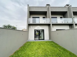 Fachada de um prédio residencial em Lajeado com terraço gramado na frente.