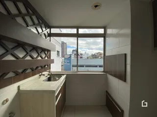 Detalhe da bancada e pia de uma cozinha em Lajeado.