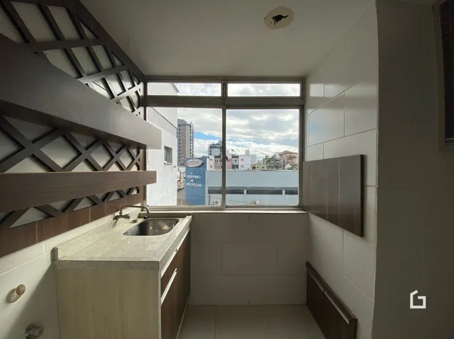Detalhe da bancada e pia de uma cozinha em Lajeado.