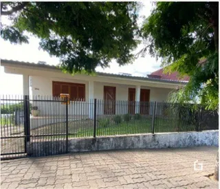 Fachada de uma residência em Lajeado, Brasil, com cerca de ferro.