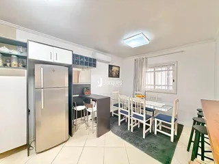 Ambiente interno de sala de jantar com cozinha em apartamento no Brasil.