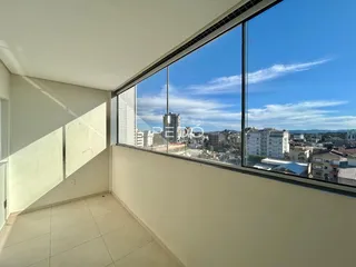Interior com grande janela oferecendo vista da cidade.
