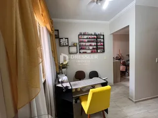 Interior de um cômodo com janela e cortinas em Lajeado, Brasil.