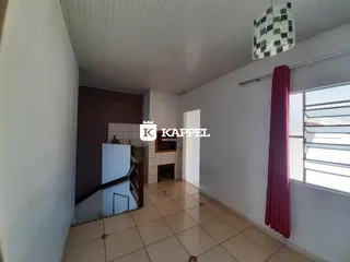 Hall de entrada com piso de cerâmica e cortinas vermelhas.