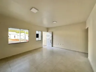Interior de um ambiente com piso de cerâmica e paredes brancas.