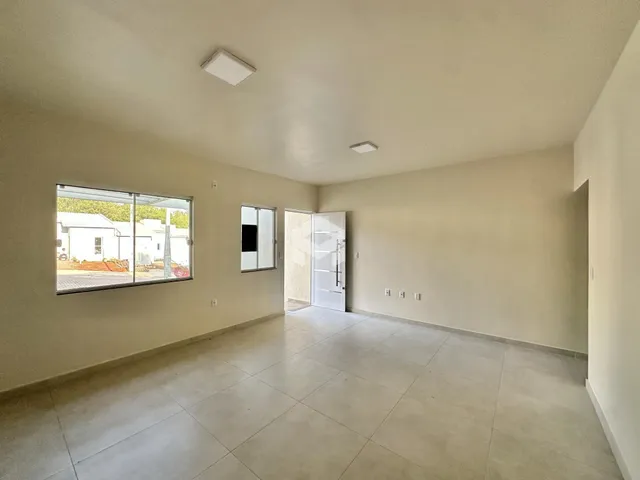 Interior de um ambiente com piso de cerâmica e paredes brancas.