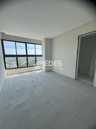 Vista interna de um ambiente com grande janela de vidro.