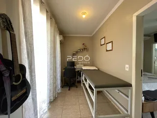 Hall de entrada com janela e cortinas em uma residência.