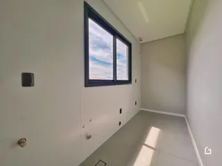 Ambiente interno com grande janela de vidro.