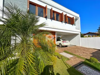 Fachada de uma casa em Lajeado, Brasil, com jardim tropical.