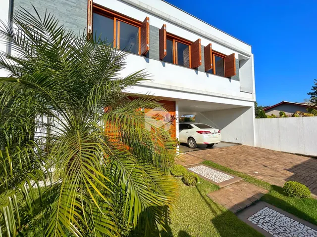 Fachada de uma casa em Lajeado, Brasil, com jardim tropical.