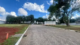 Vista da propriedade com acesso pavimentado e área gramada.