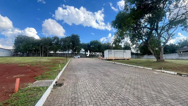 Vista da propriedade com acesso pavimentado e área gramada.