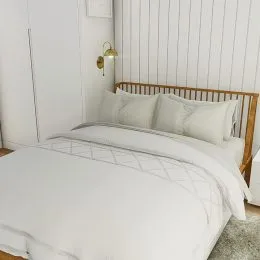 Foto de um quarto com cama de casal e roupa de cama branca.