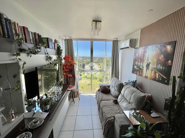 Sala de estar com vista para a paisagem externa em Lajeado.