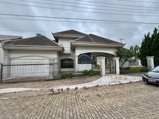 Fachada de uma residência com muro e portão em Lajeado, Brasil.