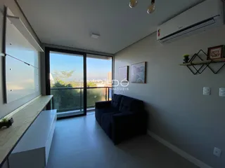 Sala de estar com porta de vidro e vista para a paisagem.