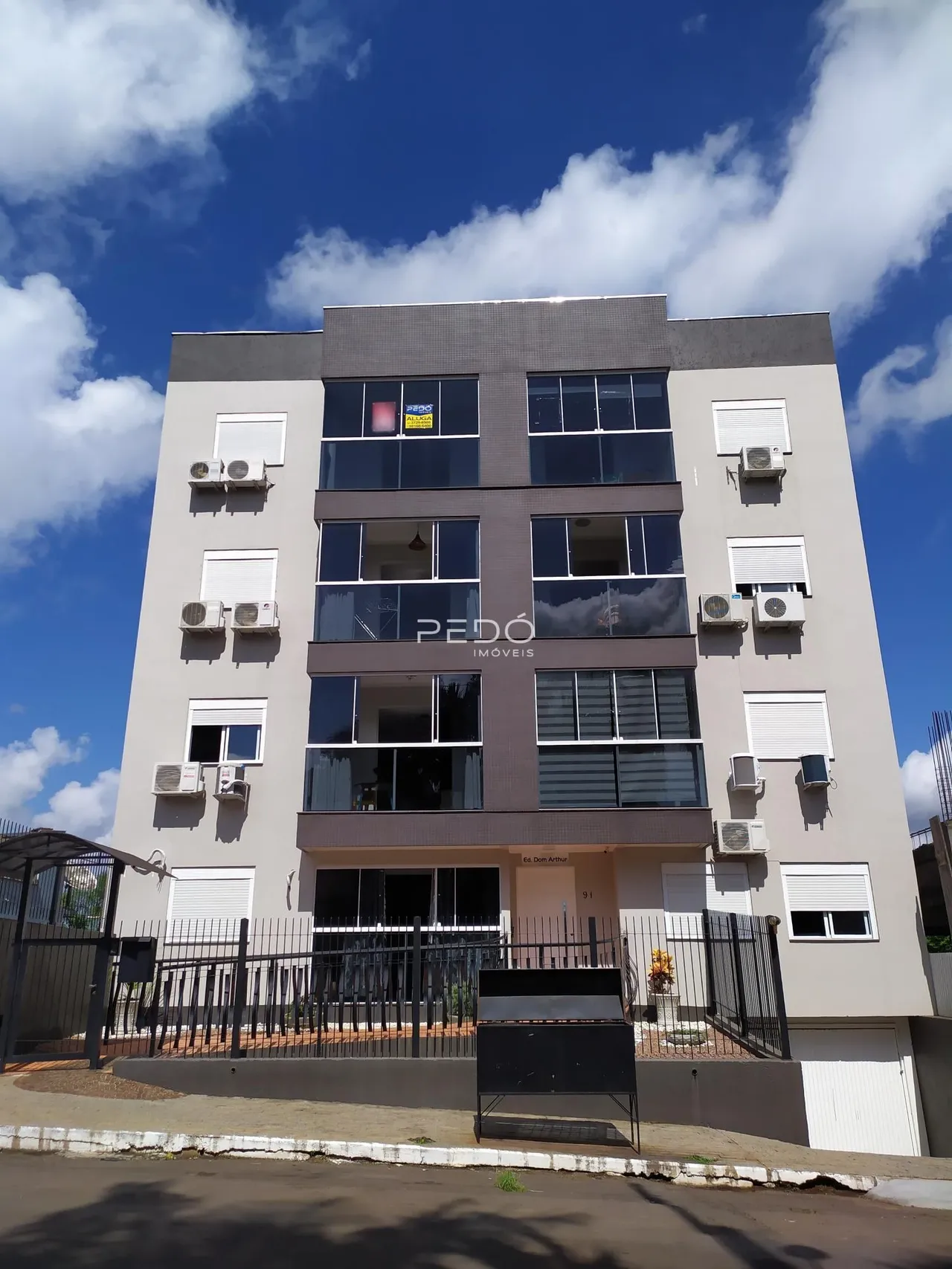 Fachada de um prédio residencial em Lajeado, Brasil.