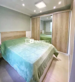 Quarto com cama e cabeceira de madeira em um ambiente claro.