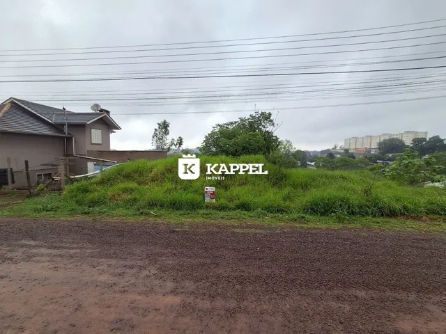 Vista externa de uma residência em Lajeado, Brasil, com vegetação alta ao redor.