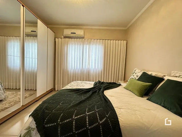 Quarto com cama e armário de closet em ambiente claro.