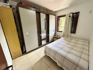 Quarto com cama e armário de madeira.
