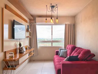 Sala de estar com janela e sofá em um imóvel no Brasil.