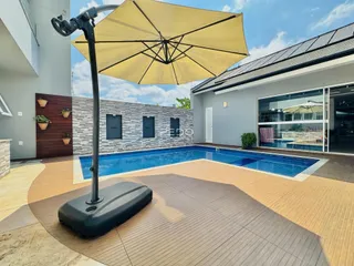 Vista externa de uma piscina e deck em uma residência no Brasil.