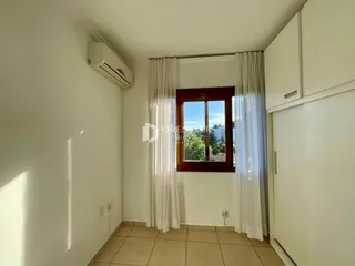 Interior de um ambiente com piso de cerâmica e janela.