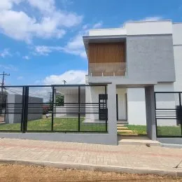 Fachada de uma residência moderna em Lajeado, Brasil, com muro e grade de proteção.