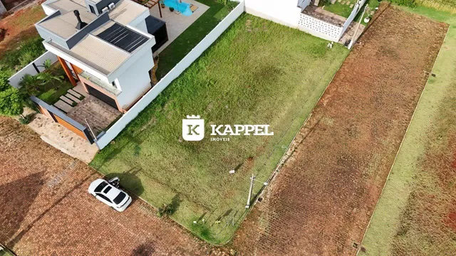 Vista aérea de uma propriedade residencial em Lajeado, Brasil, mostrando a casa e o terreno adjacente.