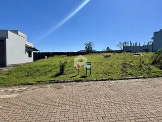 Vista da propriedade em Lajeado, Brasil, mostrando o terreno gramado e a fachada da casa.