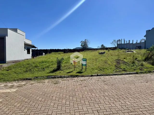 Vista da propriedade em Lajeado, Brasil, mostrando o terreno gramado e a fachada da casa.