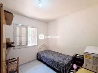 Quarto com cama e janela em um imóvel.