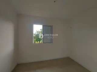 Vista interna de um cômodo com janela.