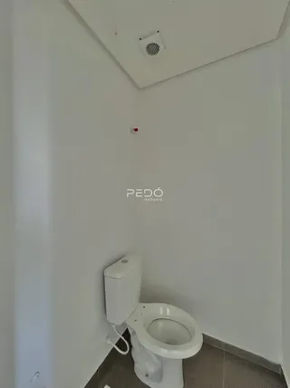 Foto da parede de um banheiro em imóvel no Brasil.