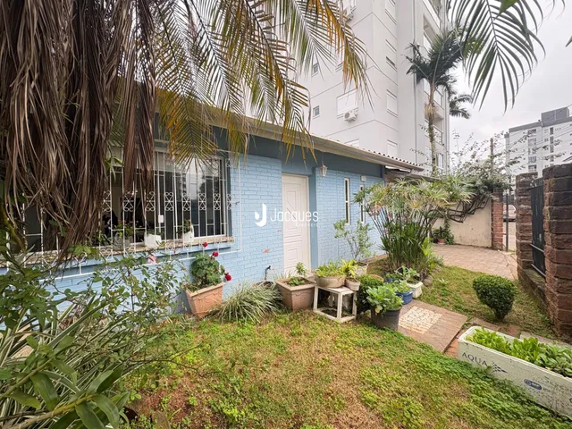 Fachada de uma casa em Lajeado, Brasil, com jardim frontal.