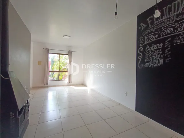 Interior de uma sala com piso de cerâmica e janela.