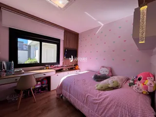Quarto com cama e janela em ambiente residencial.