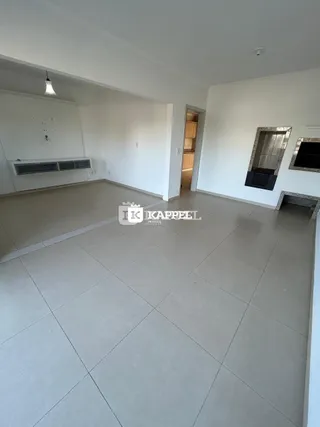 Foto de um ambiente interno com piso de cerâmica e paredes brancas.