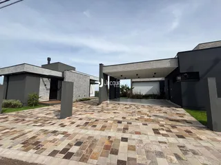 Fachada moderna de uma residência em Lajeado, Brasil, com área externa pavimentada.